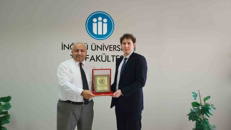 TUS Birincisine, Dekan Beytur’dan plaket