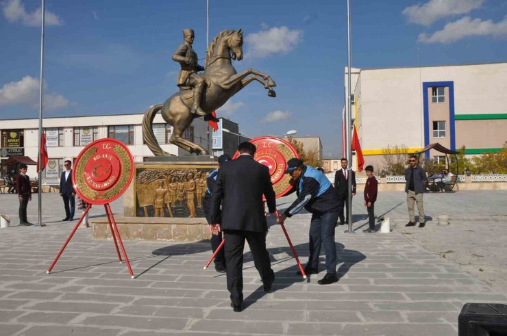 Bulanık’ta 29 Ekim Cumhuriyet bayramı çelenk koyma töreni yapıldı