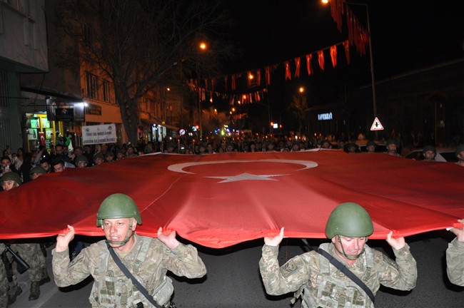 100-metre-uzunlugundaki-turk-bayragiyla-fener-alayi-duzenlendi-10.jpg