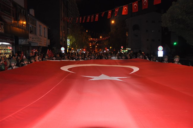 100-metre-uzunlugundaki-turk-bayragiyla-fener-alayi-duzenlendi-13.jpg