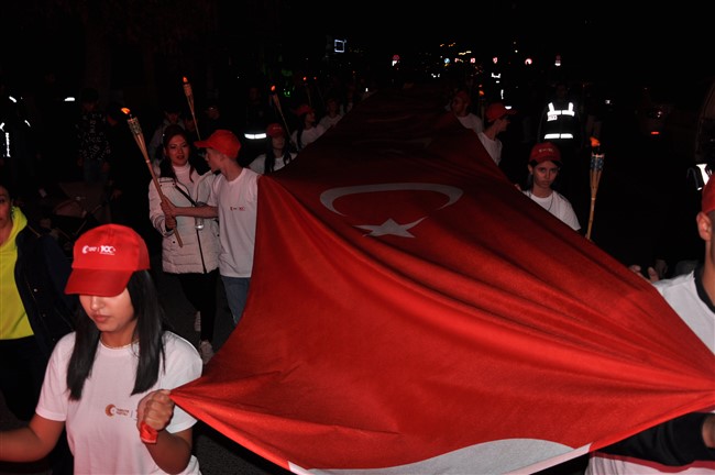 100-metre-uzunlugundaki-turk-bayragiyla-fener-alayi-duzenlendi-4-001.jpg