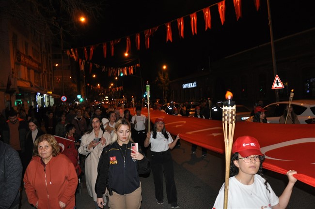 100-metre-uzunlugundaki-turk-bayragiyla-fener-alayi-duzenlendi-7-001.jpg