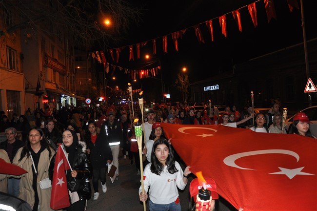 100-metre-uzunlugundaki-turk-bayragiyla-fener-alayi-duzenlendi-9-001.jpg