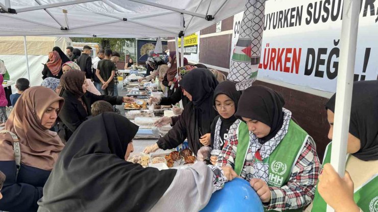 Tatvan’da Gazze’ye yararına hayır çarşısı açıldı