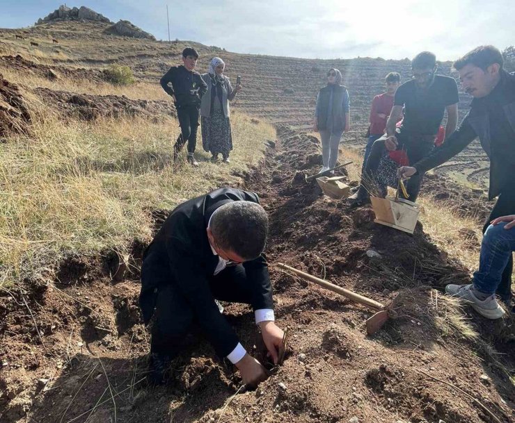 Kağızman’da 16 bin 700 fidan toprakla buluştu