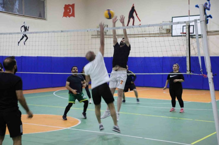 Ağrı’da öğretmenler voleybol turnuvasında ter döktü