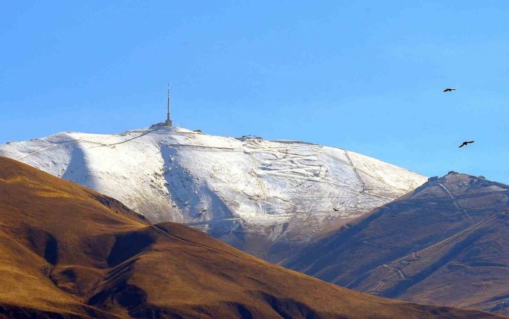 Palandöken’in zirvesi beyaza büründü