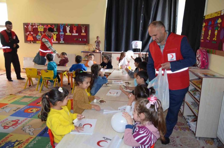 Kızılay Başkanı Yonat öğrencilerle bir araya geldi