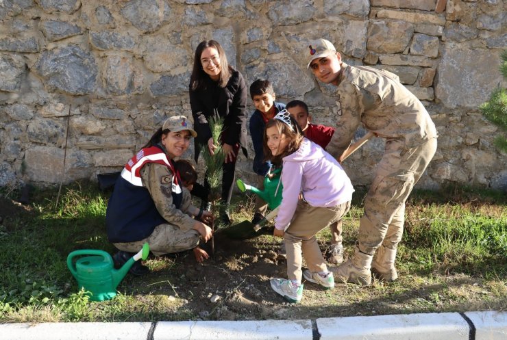 Çocuklar, jandarma personeliyle fidan dikti