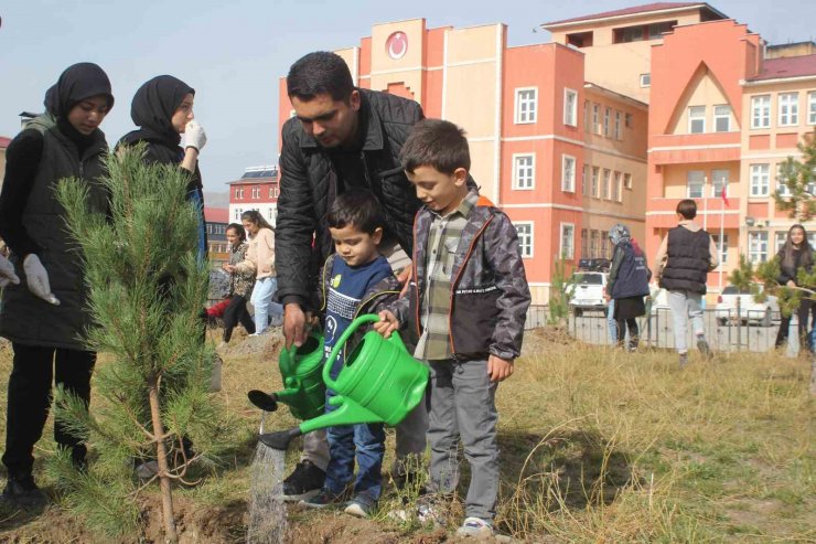 Özalp’te 500 fidan toprakla buluşturuldu