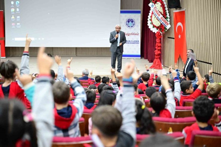 Güder, öğrencilerle birlikte kitap okudu