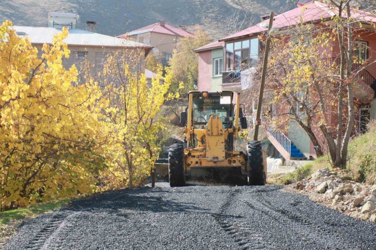 Hakkari’de yol asfaltlama çalışması