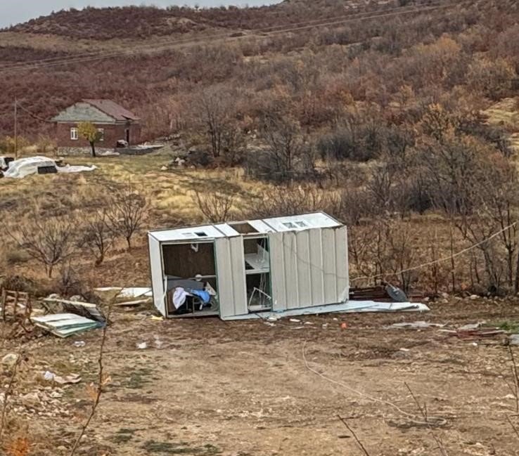 Malatya’da şiddetli fırtına konteyneri uçurdu