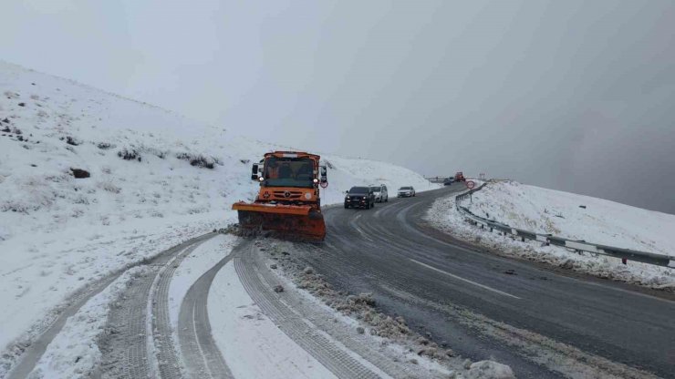 Van’da 2 bin 730 rakımlı Güzeldere Geçidi’nde kar yağışı