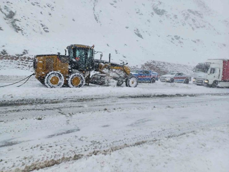 Jandarma karda mahsur olan vatandaşları kurtardı