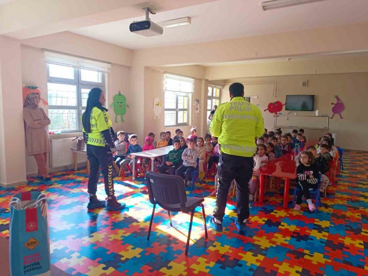 Polisten öğrencilere trafik güvenliği eğitimi