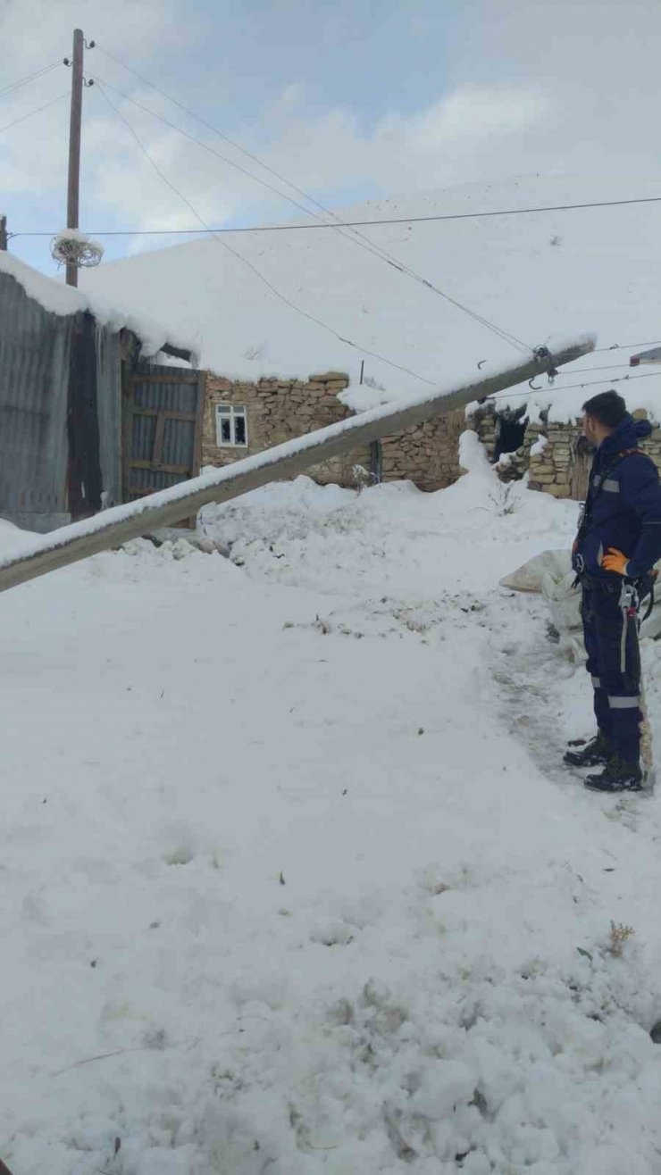 Tekman’da direkler devrildi, 30 mahalle 3 gün karanlıkta kaldı