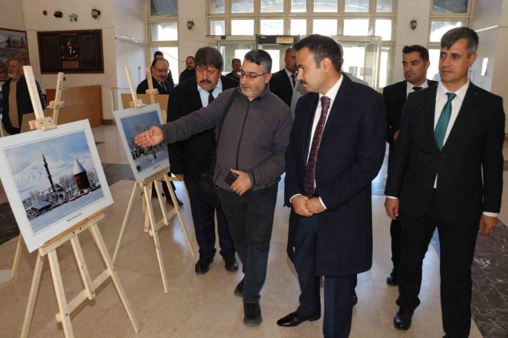 Ahlat’ta ‘Her Yönüyle Ahlat’ fotoğraf sergisi açıldı