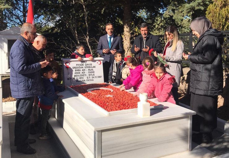 Minik öğrenciler okullarına ismi verilen şehidi vefat yıl dönümünde andı