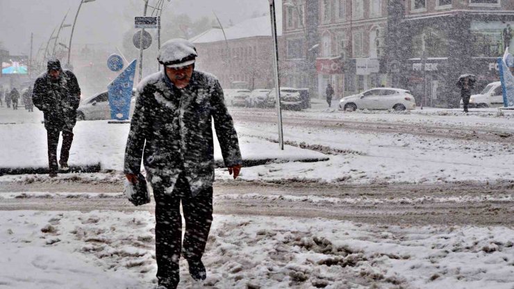 Erzurum’da eğitime kar engeli