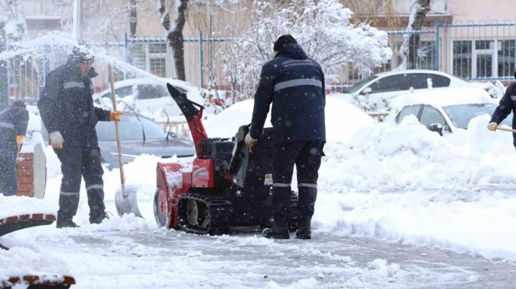 Erzurum’da karla mücadele hız kesmiyor