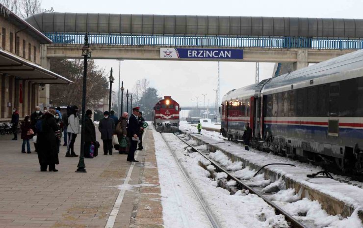 Tren geçiyor Erzincan bakıyor!