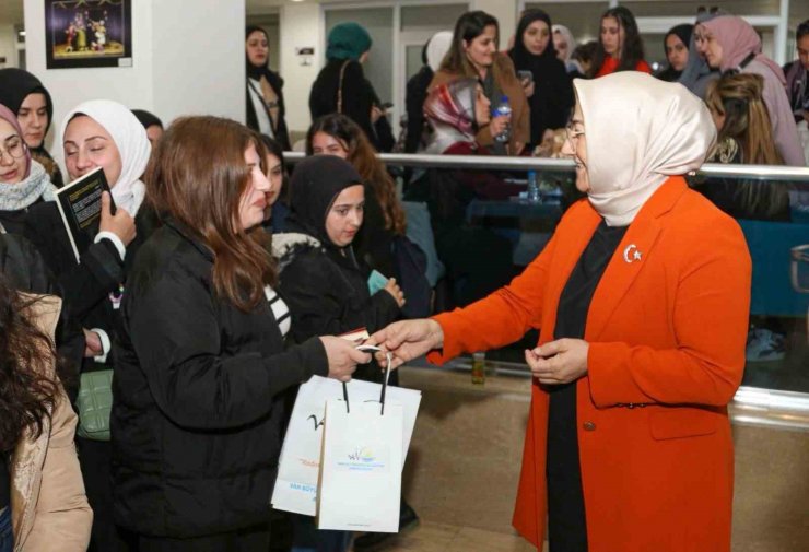 Van’da ‘Scapın’ın Dolapları’ oyunu sahnelendi