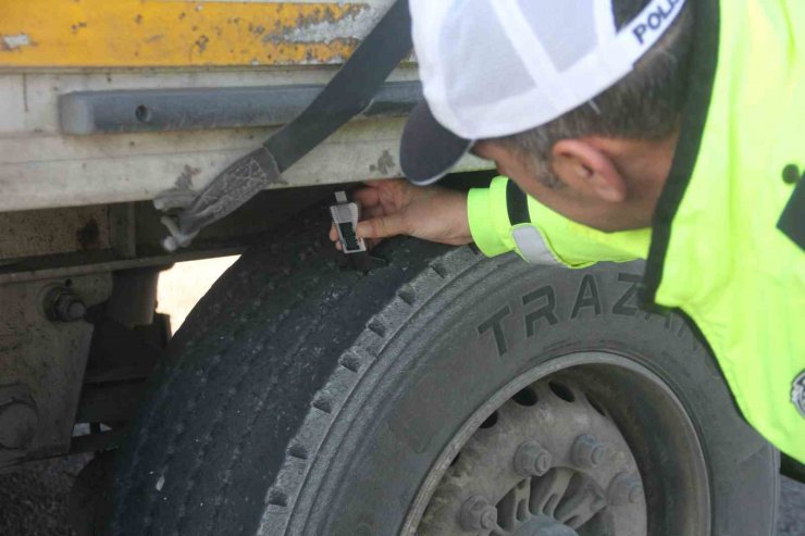 Erzincan’da trafik ekiplerinden zorunlu kış lastiği denetimi