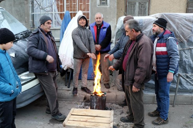 Erzincan’da soğuk havalar pazar esnafına soba kurdurdu