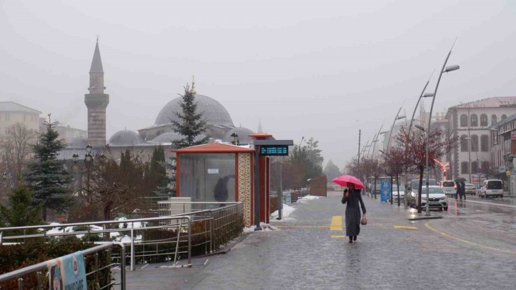 Erzurum’a yağış yağmur ve sisle geri döndü