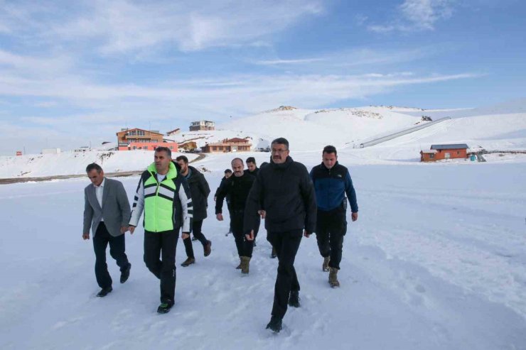 Vali Ali Çelik, yatırımcıları ve kayak severleri Hakkari’ye davet etti