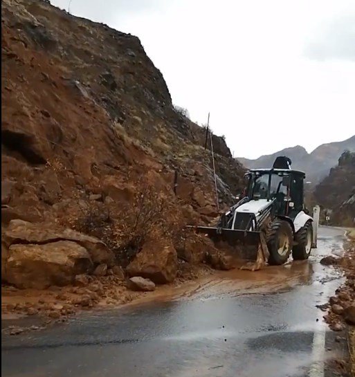 Bingöl’de kuvvetli sağanak heyelan getirdi: Yol açma çalışmaları sürüyor