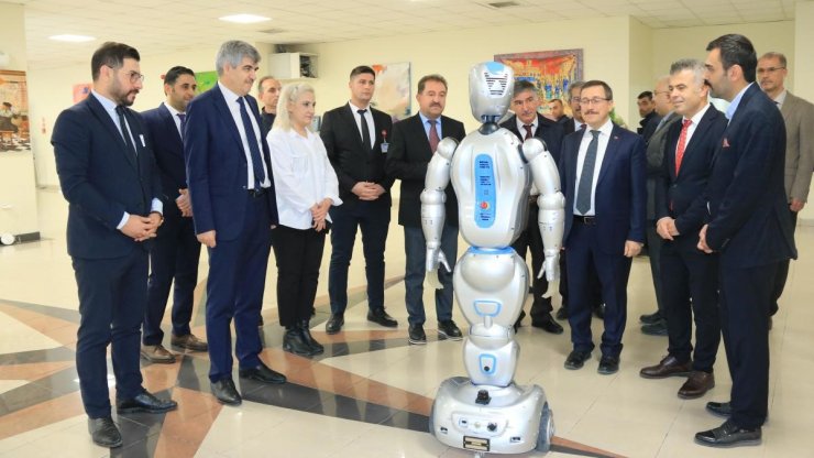 Turgut Özal Tıp Merkezi’nde yapay zekalı robotlar iş başında