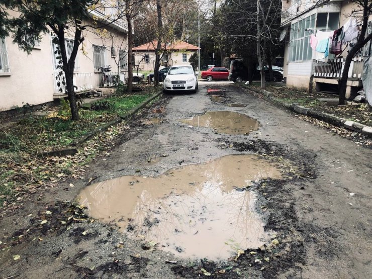 Erzincan’da ara sokaklarda yollar köstebek yuvasına döndü