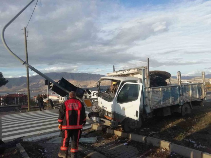 Kontrolden çıkan kamyon refüje çıktı: 1 yaralı