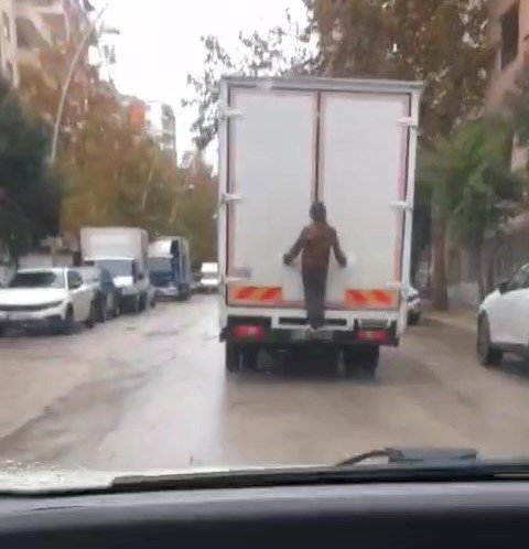 Elazığ’da çocukların tehlikeli yolculuğu kamerada