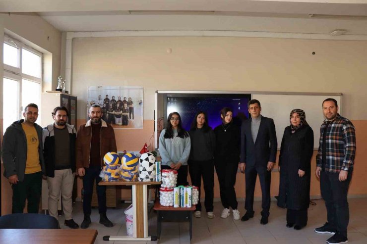 Kız voleybol takımına iş insanından malzeme desteği