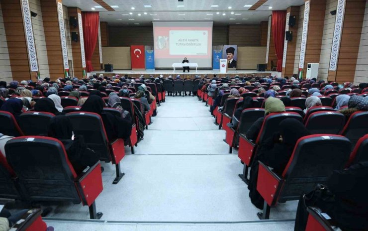 Erzincan’da kadınlara yönelik “Aileyi Ayakta Tutan Değerler” konferansı düzenlendi