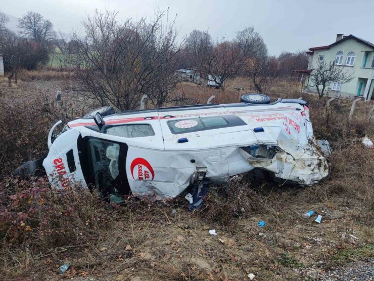 Hasta nakli yapan sağlık ekibi trafik kazası geçirdi: 3 yaralı