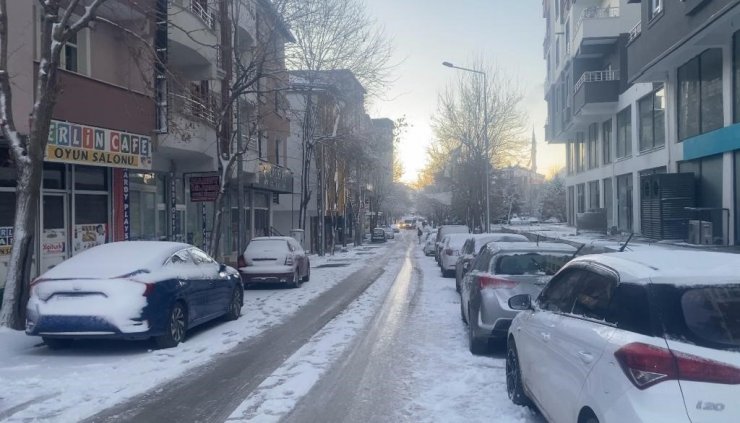 Ağrı’nın Patnos ilçesinde etkili olan kar yağışı geceyi adeta aydınlattı