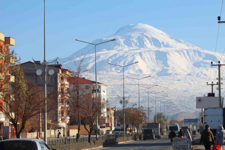 Beyaz gelinliğini giyen Ağrı Dağı’ndan kartpostallık görüntü