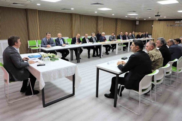 Erzincan’da vali yardımcıları ve birim amirlerinin katılımıyla toplantı yapıldı