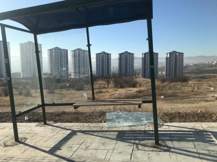 Elazığ’da şehir magandaları durak camlarını kırdı