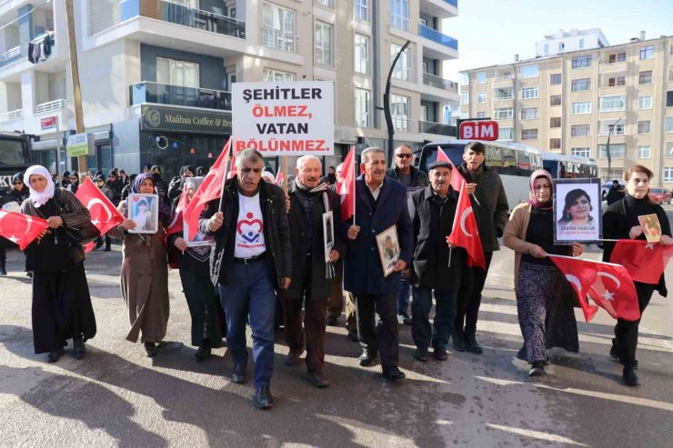 Vanlı annelerin evlat nöbeti sürüyor