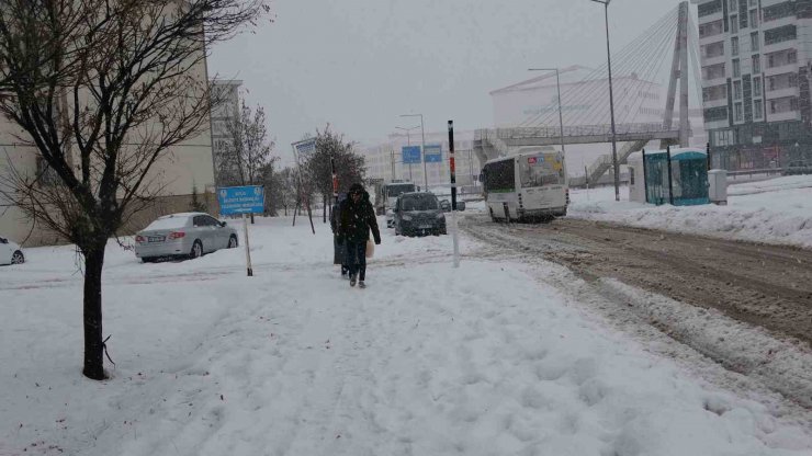 Bitlis’te kar yağışı etkisini arttırarak devam ediyor