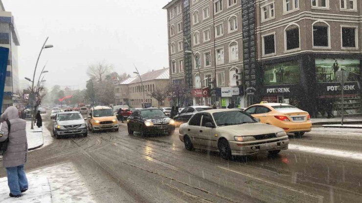 Erzurum’da kar ve tipi etkili oluyor