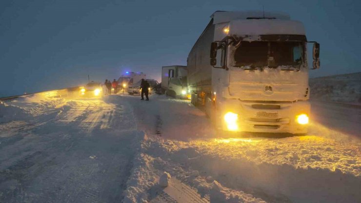 Kars’ta 7 araçlı zincirleme kaza: 5 yaralı