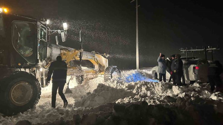 Karda mahsur kalanların imdadına belediye ekipleri yetişti