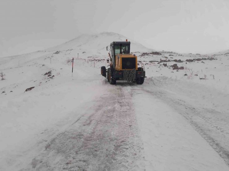 Muradiye’de yol açma çalışmaları devam ediyor