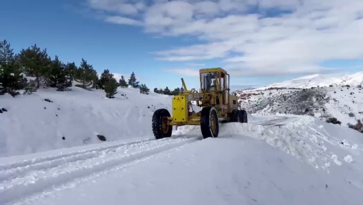 Kemah’ta kar temizleme çalışmaları aralıksız sürüyor